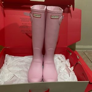 Hunter rain boot . Comes with box ,